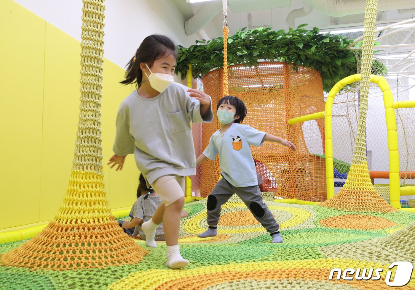 본문 이미지 - 서울 종로구 혜화동에 마련된 서울형 키즈카페 1호점에서 어린이들이 신나게 뛰어놀고 있다. (뉴스1DB) ⓒ News1 신웅수 기자