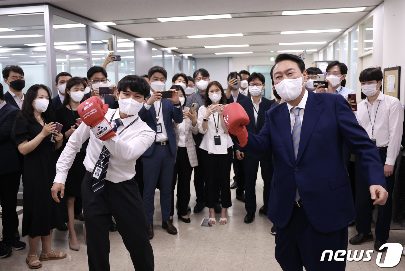 (세종=뉴스1) 안은나 기자 = 윤석열 대통령이 26일 정부세종청사에서 경제조정실 직원으로부터 권투 장갑을 선물 받은 뒤 '규제 혁파'를 외치며 어퍼컷 세리머니를 하고 있다. (대 …