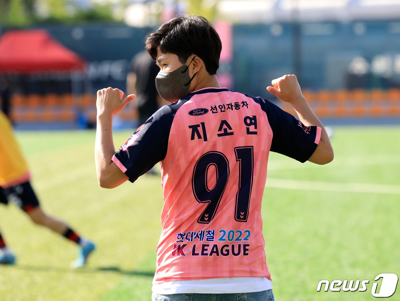 26일 오후 경기 수원종합운동장 보조경기장에서 열린여자축구 지소연의 수원FC 위민 입단식에서 지소연이 유니폼을 입고 포즈를 취하고 있다. 2022.5.26/뉴스1 ⓒ News1 구윤성 기자