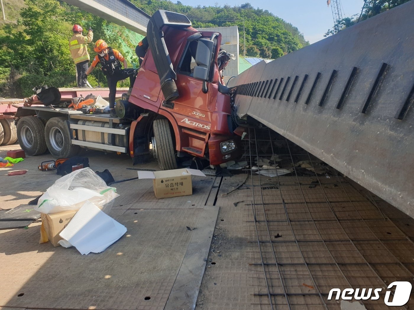 지난 5월26일 오후 3시47분께 전북 진안군 안천면 용담댐 인근 국도 13호 다리공사 현장에서 대형 교량 구조물이 트레일러 위로 떨어지는 사고가 발생했다.ⓒ 뉴스1