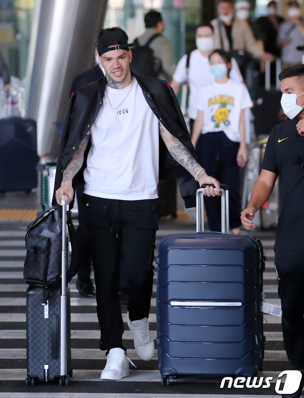 (인천공항=뉴스1) 김진환 기자 = 브라질 축구대표팀의 에데르송(맨체스터 시티)이 대한민국과의 평가전을 위해 26일 오후 인천국제공항 제1터미널을 통해 입국하고 있다. 대한민국과 …