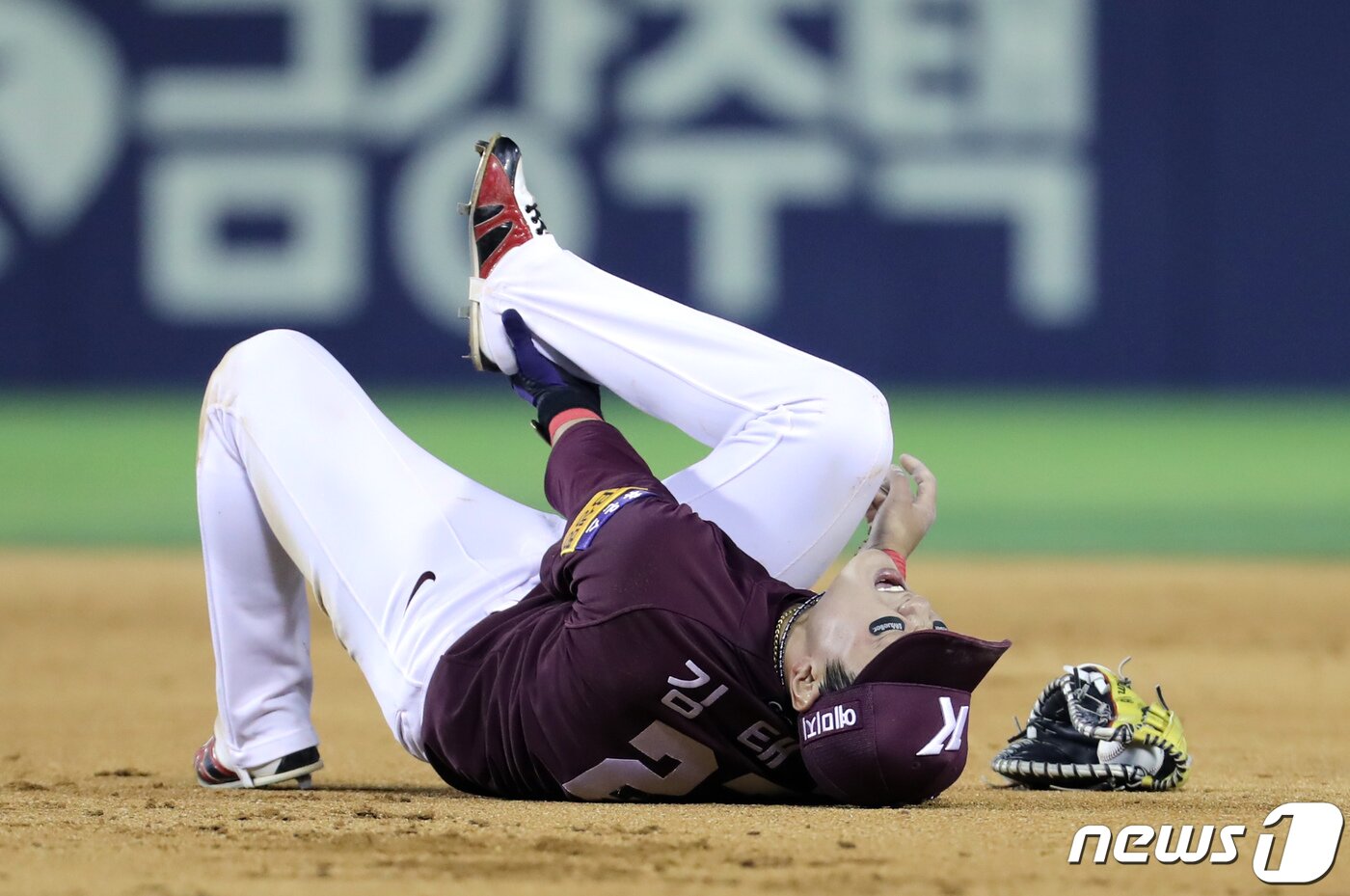 본문 이미지 - 26일 오후 서울 송파구 잠실야구장에서 열린 프로야구 '2022 신한은행 SOL KBO리그' 키움 히어로즈와 LG트윈스와의 경기 9회말 1사 1,3루 상황에서 키움 김태진이 수비를 하던 중 부상을 당하고 있다. 2022.5.26/뉴스1 ⓒ News1 장수영 기자