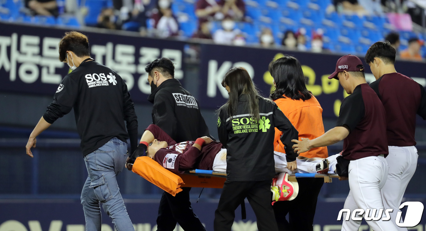 (서울=뉴스1) 장수영 기자 = 26일 오후 서울 송파구 잠실야구장에서 열린 프로야구 '2022 신한은행 SOL KBO리그' 키움 히어로즈와 LG트윈스와의 경기 9회말 1사 1,3 …