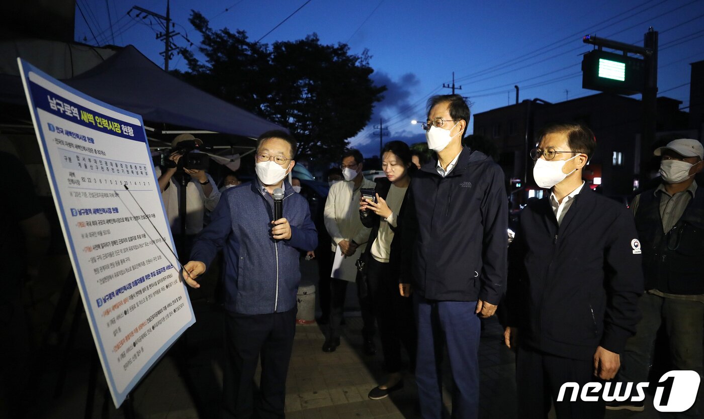 본문 이미지 - 한덕수 국무총리와 이정식 고용노동부 장관이 27일 오전 서울 구로구 남구로역 인근 새벽인력시장을 찾아 새벽인력시장 현황에 대해 보고받고 있다. 2022.5.27/뉴스1 ⓒ News1 박지혜 기자