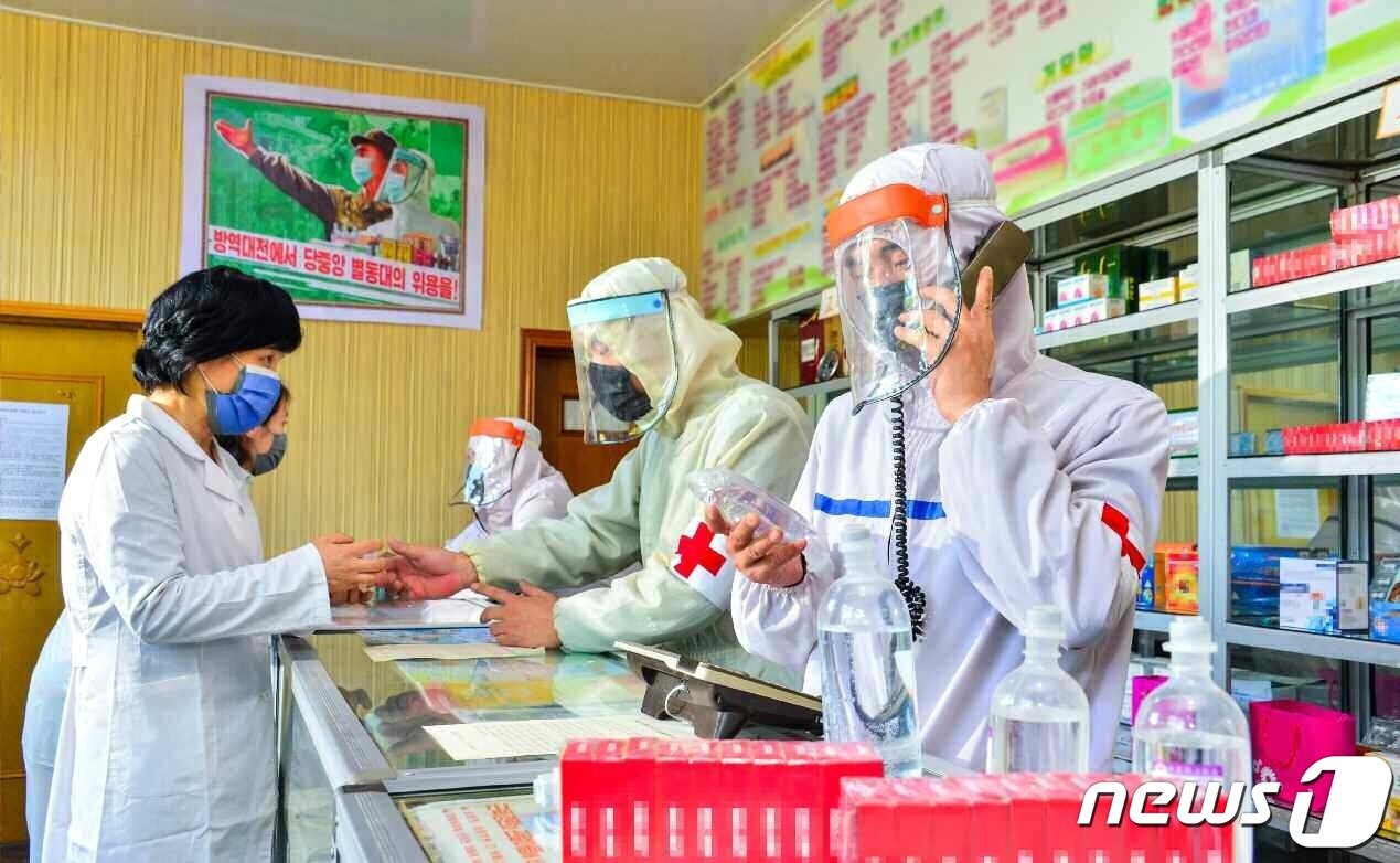 본문 이미지 - (평양 노동신문=뉴스1) = 북한 조선노동당 기관지 노동신문은 지난 27일 신종 코로나바이러스 감염증(코로나19) 방역전선에 뛰어들어 의약품 봉사·수송을 하고 있는 인민군을 치켜세웠다. [국내에서만 사용가능. 재배포 금지. DB 금지. For Use Only in the Republic of Korea. Redistribution Prohibited] rodongphoto@news1.kr