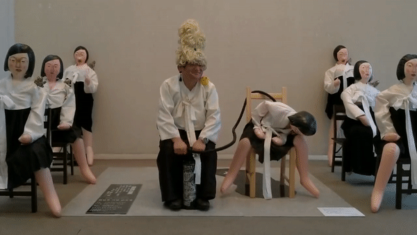 본문 이미지 - 일본 극우 세력 일본제일당은 지난 21일부터 이틀간 도쿄에서 &#39;2022 트리엔날레&#39; 행사를 열고 일본군 위안부 소녀상을 조롱했다. 영상 속 남성은 일본제일당 당수 사쿠라이 마코토. &#40;트위터 갈무리&#41; ⓒ 뉴스1