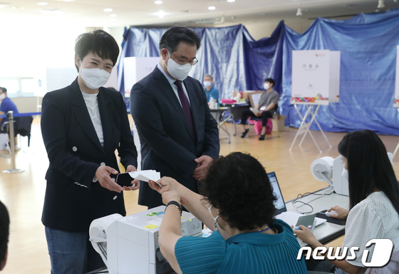 투표용지 받은 김은혜 후보