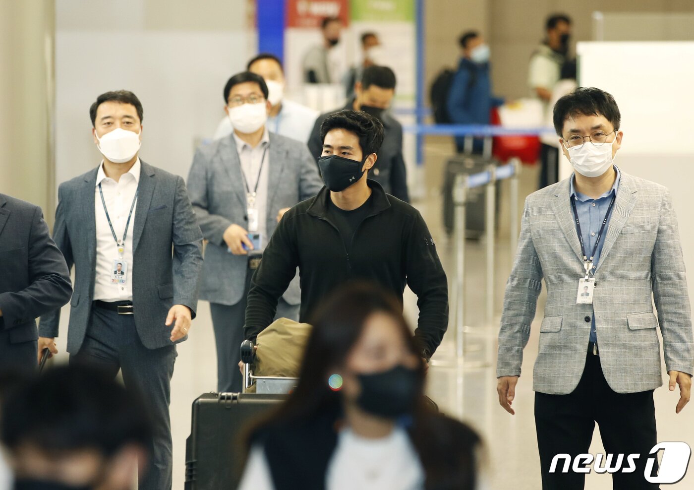 본문 이미지 - 우크라이나 국제 의용군으로 참전한 유튜버 이근(38) 전 대한민국 해군 특수전전단(UDT/SEAL) 대위가 27일 인천공항을 통해 귀국하고 있다. 2022.5.27/뉴스1 ⓒ News1 권현진 기자