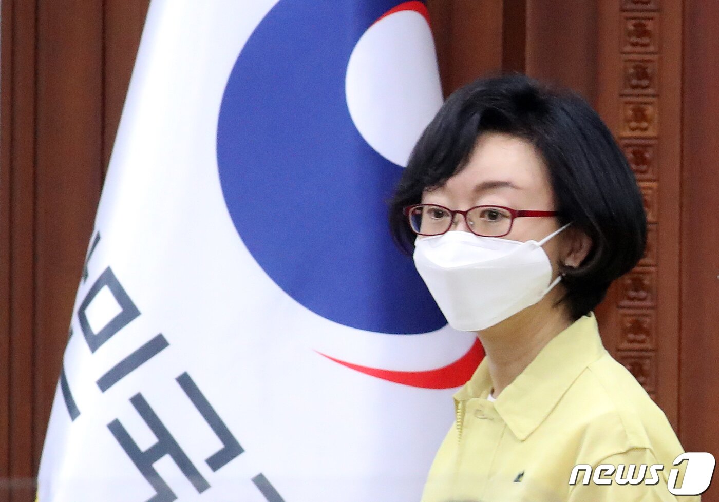 본문 이미지 - 오유경 식품의약안전처장이 7일 서울 종로구 세종대로 정부서울청사에서 열린 코로나19 중대본 회의에 참석하고 있다. 2022.5.27/뉴스1 ⓒ News1 김명섭 기자
