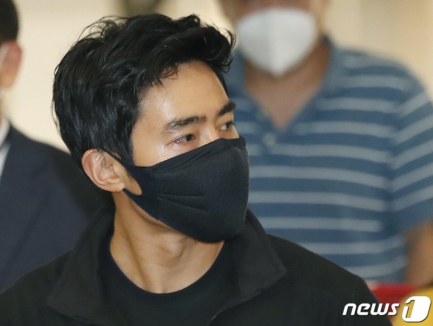 본문 이미지 - 우크라이나 국제 의용군으로 참전한 유튜버 이근(38) 전 대한민국 해군 특수전전단(UDT/SEAL) 대위가 27일 인천공항을 통해 귀국하고 있다. 2022.5.27/뉴스1 ⓒ News1 권현진 기자
