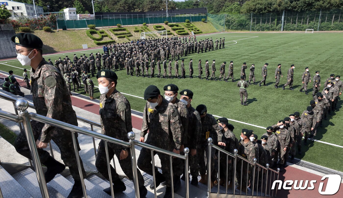 본문 이미지 - 제8회 전국동시지방선거·국회의원 보궐선거 사전투표가 시작된 27일 오전 충남 논산시 연문화체육센터에 마련된 연무읍 제1사전투표소에서 육군훈련소 훈련병들이 투표를 하기위해 투표장으로 이동하고 있다. 2022.5.27/뉴스1 ⓒ News1 김기남 기자