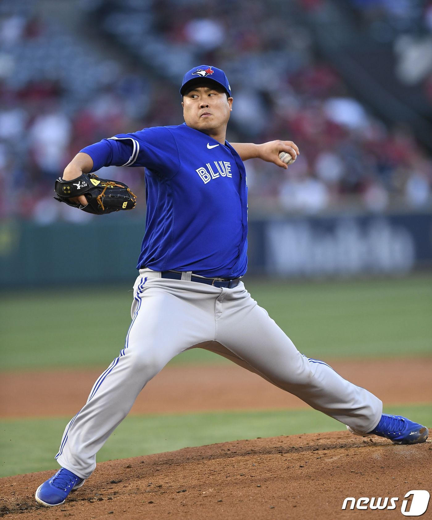 본문 이미지 - 류현진이 27일(한국시간) 오타니 쇼헤이와 선발 맞대결에서 시즌 2승을 거뒀다. ⓒ AFP=뉴스1