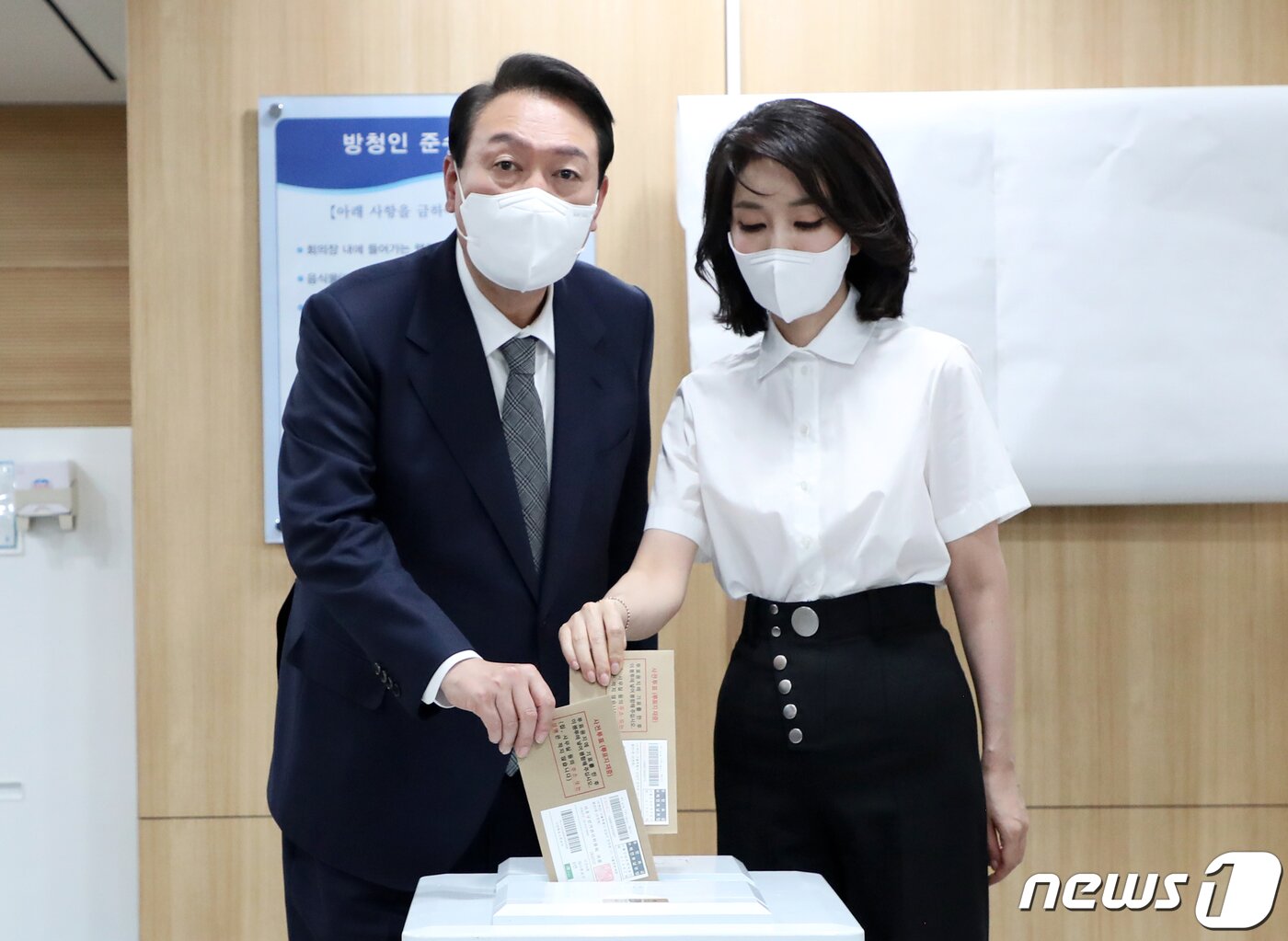 본문 이미지 - 윤석열 대통령과 부인 김건희 여사가 27일 용산구의회에 마련된 제8회 전국동시지방선거·국회의원 보궐선거 사전투표소에서 한 표를 행사하고 있다. &#40;대통령실사진기자단&#41; 2022.5.27/뉴스1 ⓒ News1 오대일 기자