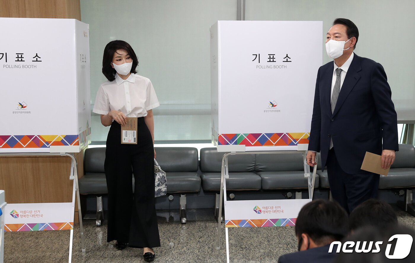 본문 이미지 - 윤석열 대통령과 부인 김건희 여사가 27일 용산구의회에 마련된 제8회 전국동시지방선거·국회의원 보궐선거 사전투표소에서 한 표를 행사하고 있다. &#40;대통령실사진기자단&#41; 2022.5.27/뉴스1 ⓒ News1 오대일 기자