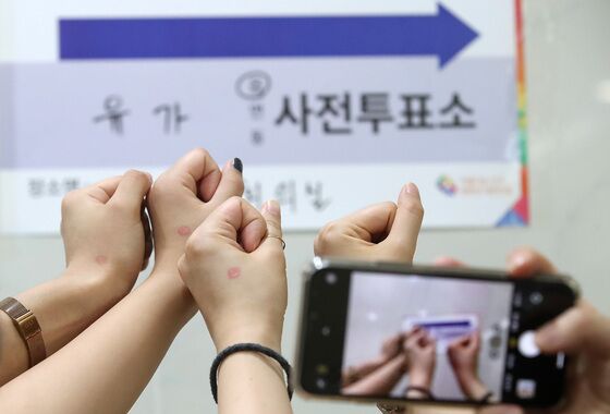 투표 인증샷 '엄지 척·브이' 모두 가능하지만…'여기'서 찍으면 처벌된다