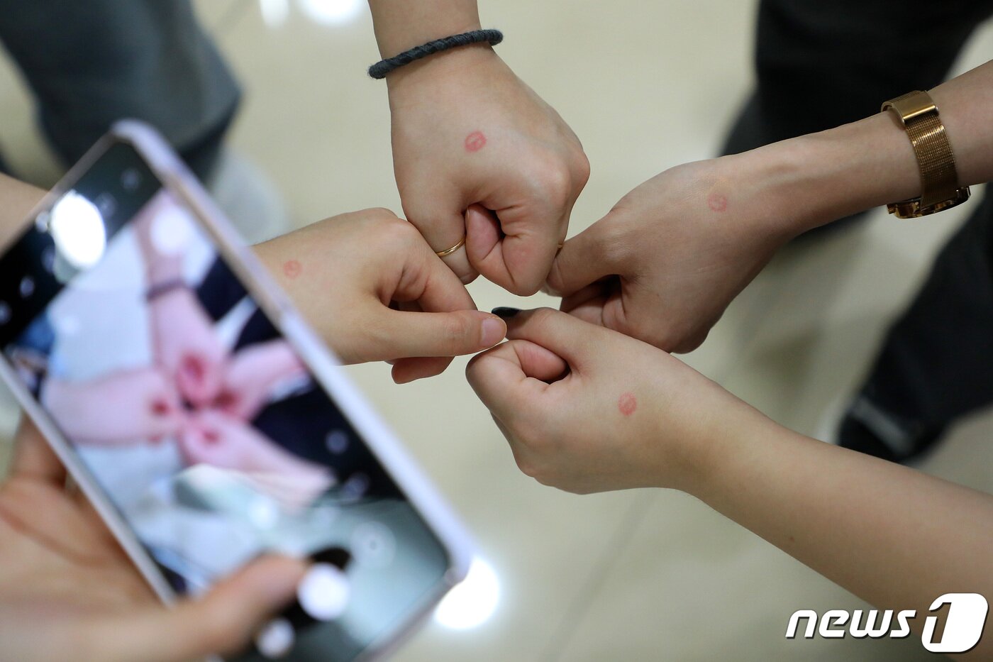 본문 이미지 - 제8회 전국동시지방선거 사전투표 첫날인 27일 오후 대구 달성군 유가읍 행정복지센터에 마련된 사전투표소에서 투표를 마친 대학생 유권자들이 투표 인증샷을 남기고 있다. 2022.5.27/뉴스1 ⓒ News1 공정식 기자