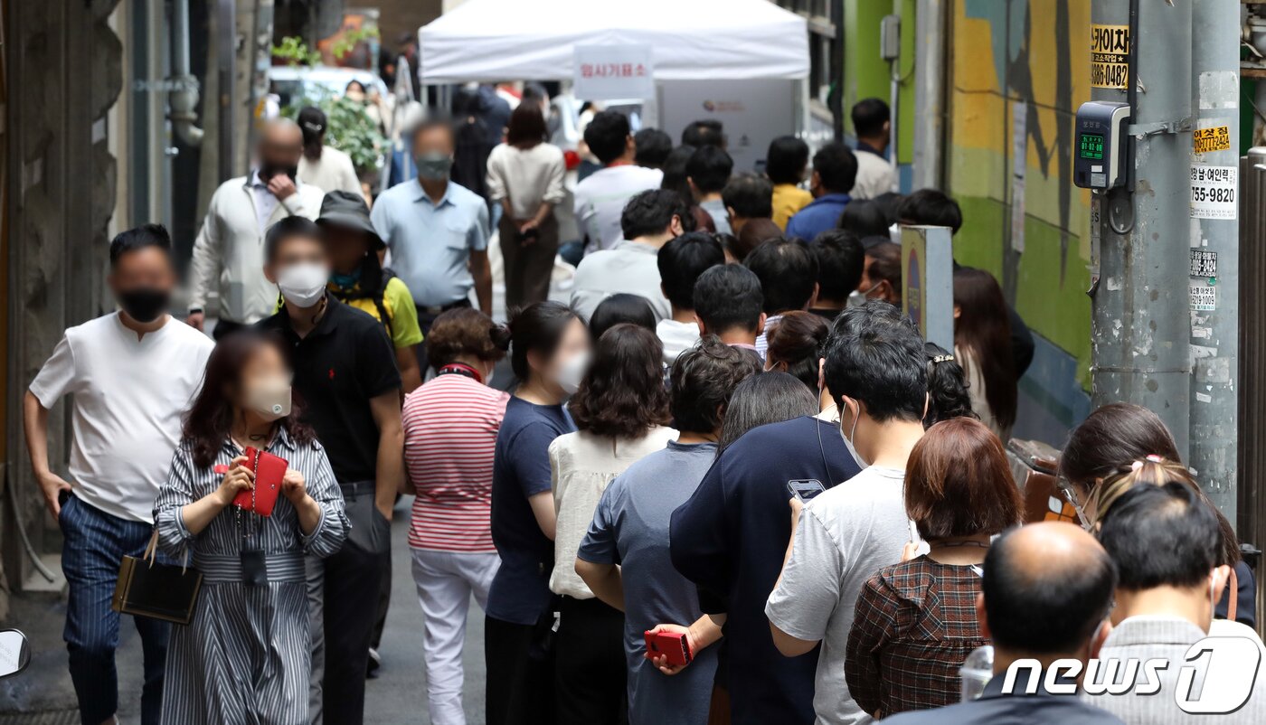 본문 이미지 - 6.1동시지방선거 사전투표일인 27일 서울 중구 소공동 사전투표소에 점심식사를 마친 직장인들이 투표를 하기 위해 긴 줄을 서고 있다. 2022.5.27/뉴스1 ⓒ News1 장수영 기자