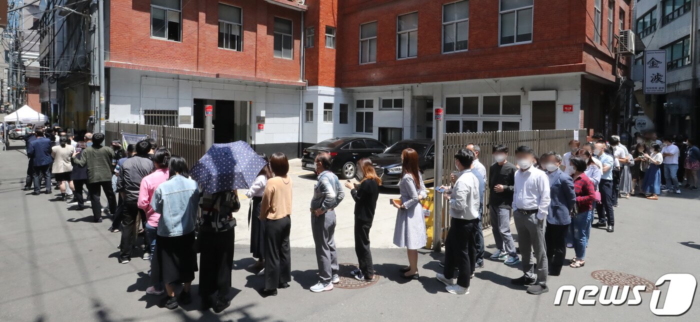 본문 이미지 - 6.1동시지방선거 사전투표일인 27일 서울 중구 소공동 사전투표소에 점심식사를 마친 직장인들이 투표를 하기 위해 긴 줄을 서고 있다. 2022.5.27/뉴스1 ⓒ News1 장수영 기자