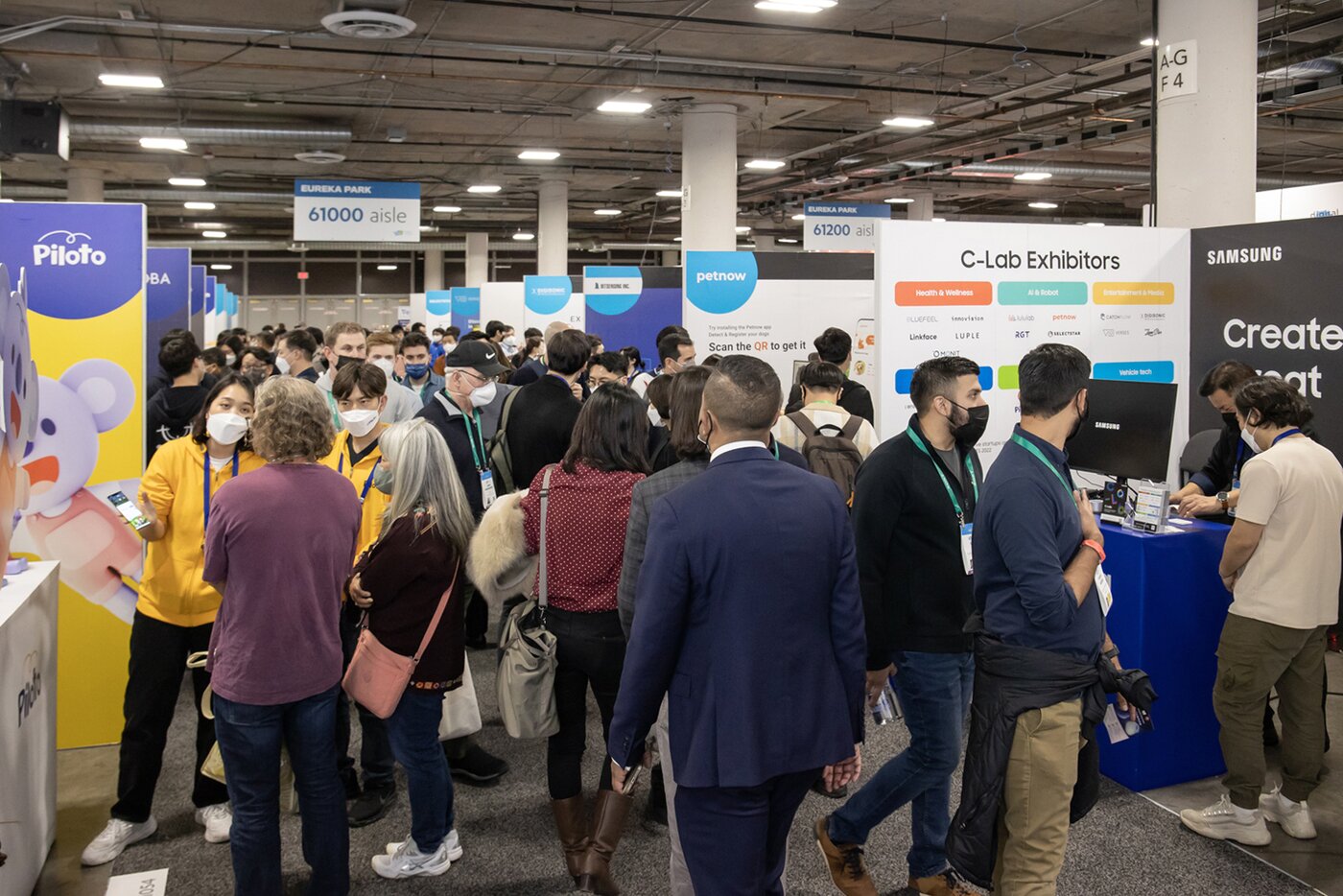 본문 이미지 - 미국 라스베이거스에서 열린 2022 CES 전시 기간 동안 베네시안 엑스포 유레카 파크(Eureka Park)에 마련된 삼성전자 C랩 전시관에서 관람객들이 부스를 둘러보고 있다. ⓒ 뉴스1