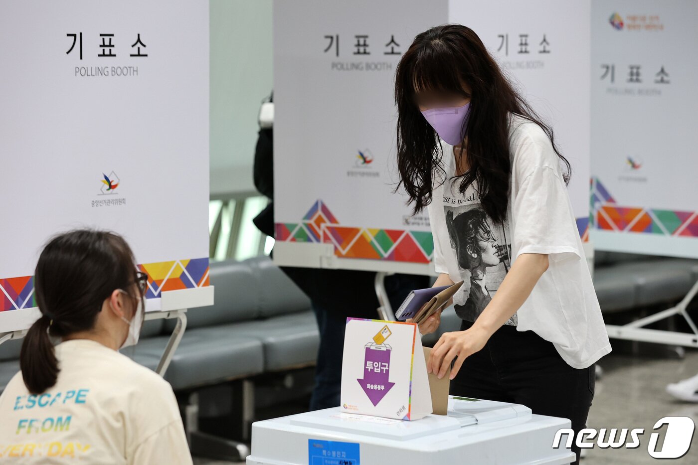 본문 이미지 - 제8회 전국동시지방선거 사전 투표 첫날인 27일 서울 용산구의회에 마련된 이태원 제1동 사전투표소에서 유권자들이 투표하고 있다. 2022.5.27/뉴스1 ⓒ News1 조태형 기자