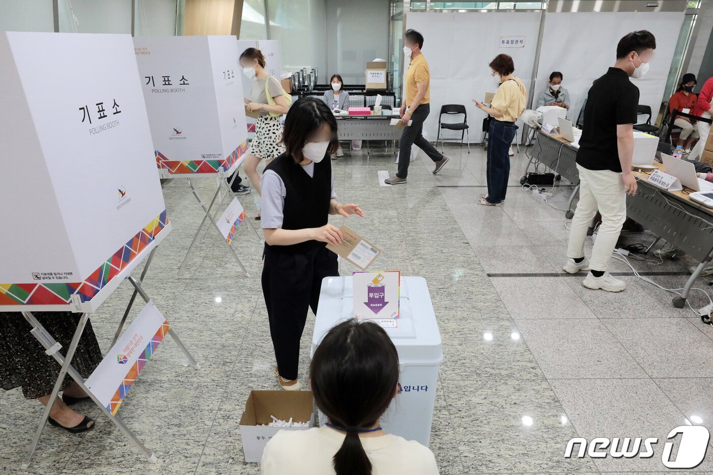 본문 이미지 - 제8회 전국동시지방선거 사전 투표 첫날인 27일 서울 용산구의회에 마련된 이태원 제1동 사전투표소에서 유권자들이 투표하고 있다. 2022.5.27/뉴스1 ⓒ News1 조태형 기자