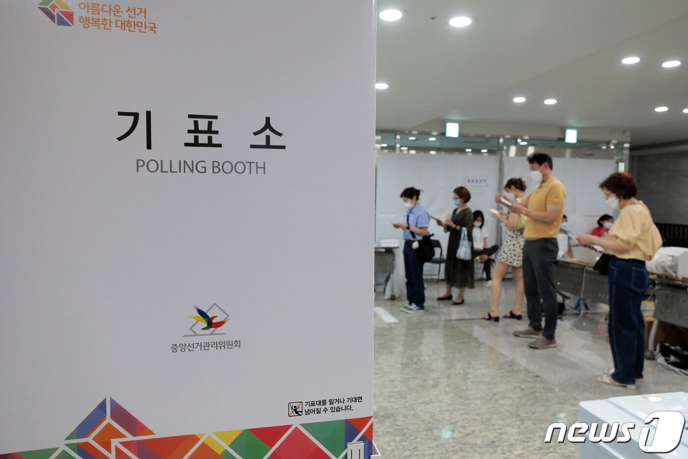 본문 이미지 - 제8회 전국동시지방선거 사전 투표 첫날인 27일 서울 용산구의회에 마련된 이태원 제1동 사전투표소에서 유권자들이 투표하고 있다. 2022.5.27/뉴스1 ⓒ News1 조태형 기자