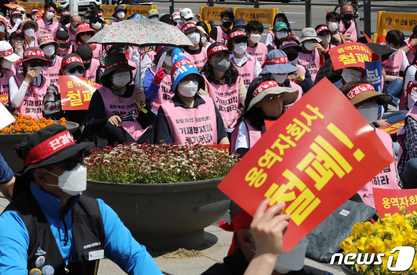 본문 이미지 - 공공운수노조원들이 27일 서울 용산구 전쟁기념관 앞에서 집회를 열고 공공부문 무기계약직의 정규직화, 공공부문 비정규직 임금 차별 폐지 및 노정 교섭 보장 등을 촉구하며 구호를 외치고 있다. 2022.5.27/뉴스1 ⓒ News1 이동해 기자