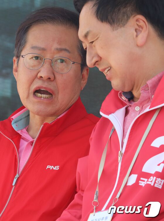 2022년 5월 27일 오후 경북 구미 선산시장에서 열린 국민의힘 김장호 구미시장 후보 선거유세에서 홍준표 대구시장 후보가 김기현 공동선대위원장과 얘기를 나누고 있다.  © News1 DB