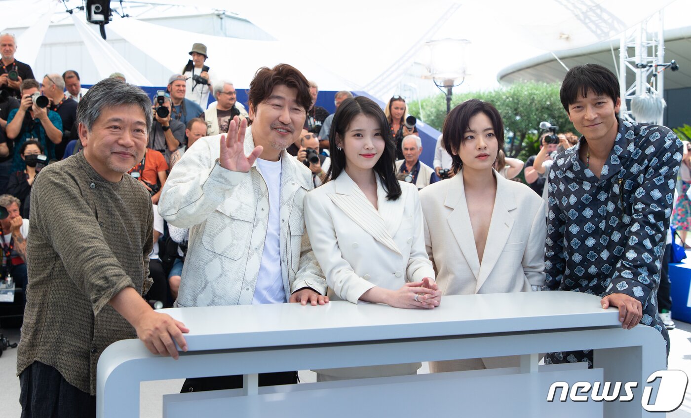 본문 이미지 - 배우 송강호(왼쪽부터), 이지은(아이유), 이주영, 강동원이 27일 (현지시간) 제75회 칸 국제영화제가 열리고 있는 프랑스 남부 칸 ‘팔레 데 페스티벌’(Palais des Festivals) 에서 열린 경쟁부문 진출작 ‘브로커’ 포토콜 행사에 참석, 포즈를 취하고 있다. 2022.5.27/뉴스1 ⓒ News1 이준성 프리랜서기자