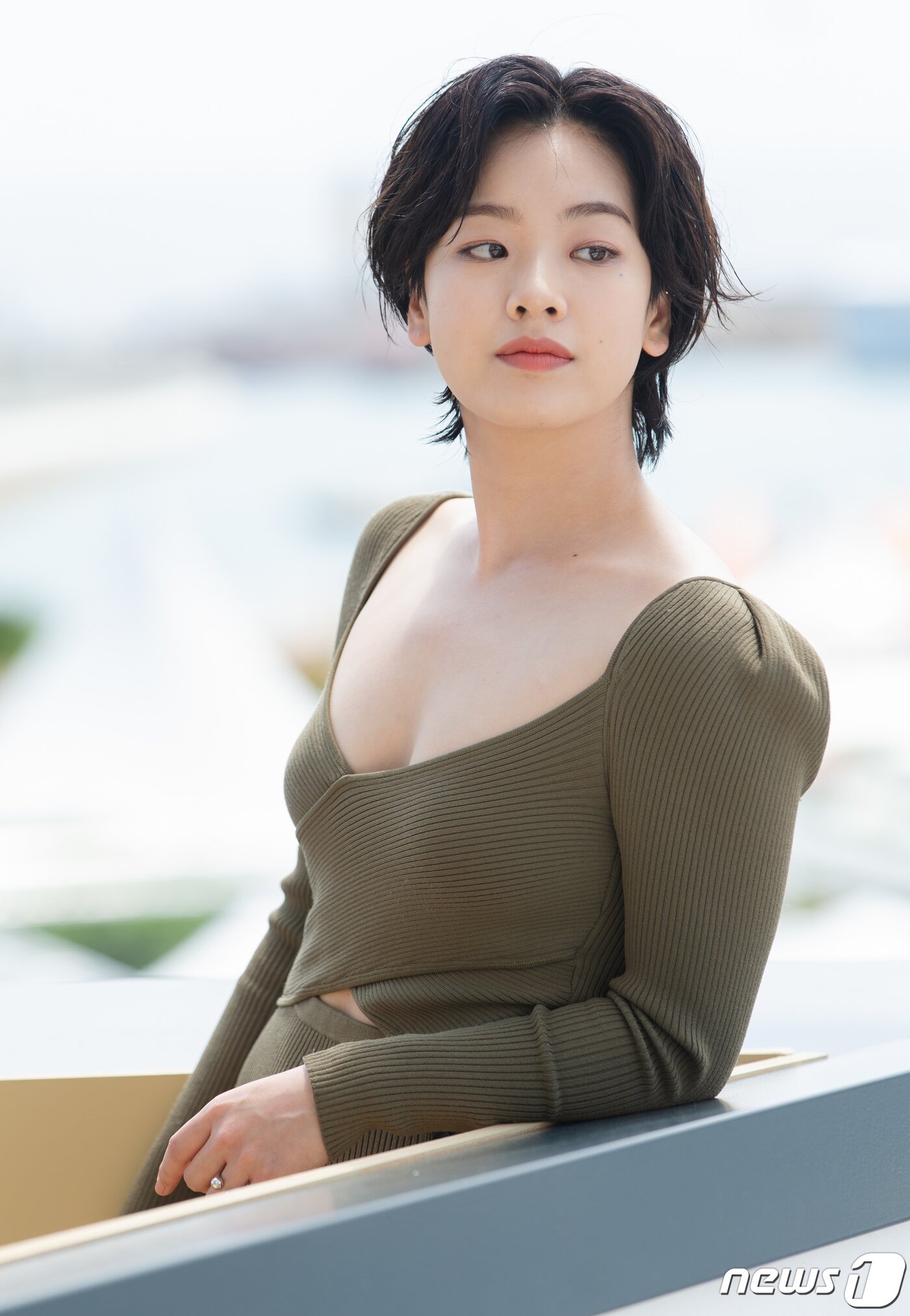 본문 이미지 - 배우 이주영이 25일(현지시간) 제75회 칸 국제영화제가 열리고 있는 프랑스 남부 칸 '팔레 데 페스티벌(Palais des Festivals)' 살롱 데 앙바사되르(Salon des Ambassadeurs)에서 경쟁부문 진출작 '브로커' 인터뷰 촬영을 하고 있다. 2022.5.27/뉴스1 ⓒ News1 이준성 프리랜서기자