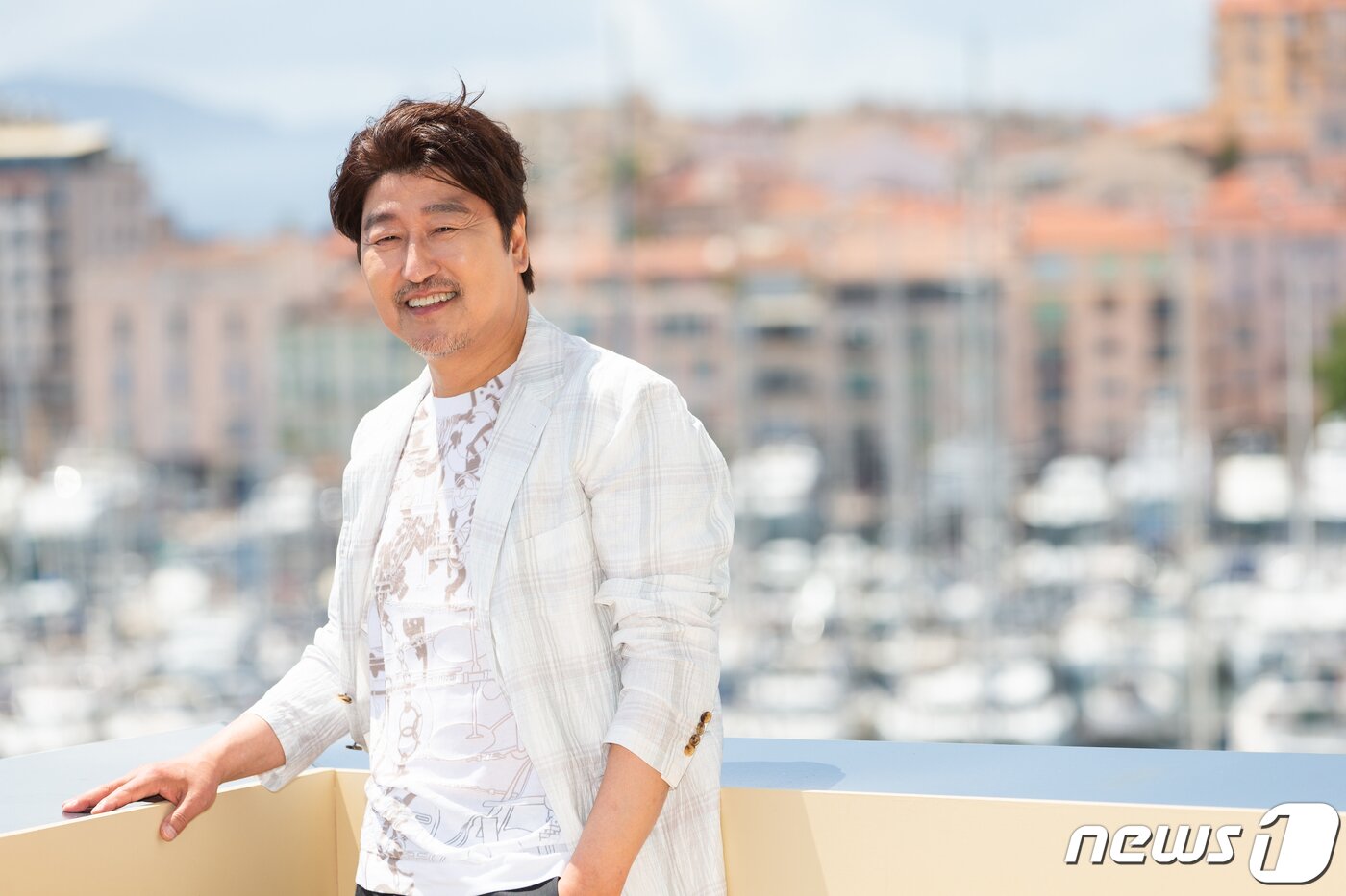 본문 이미지 - 배우 송강호가 25일(현지시간) 제75회 칸 국제영화제가 열리고 있는 프랑스 남부 칸 '팔레 데 페스티벌(Palais des Festivals)' 살롱 데 앙바사되르(Salon des Ambassadeurs)에서 경쟁부문 진출작 '브로커' 인터뷰 촬영을 하고 있다. 2022.5.27/뉴스1d ⓒ News1 이준성 프리랜서기자