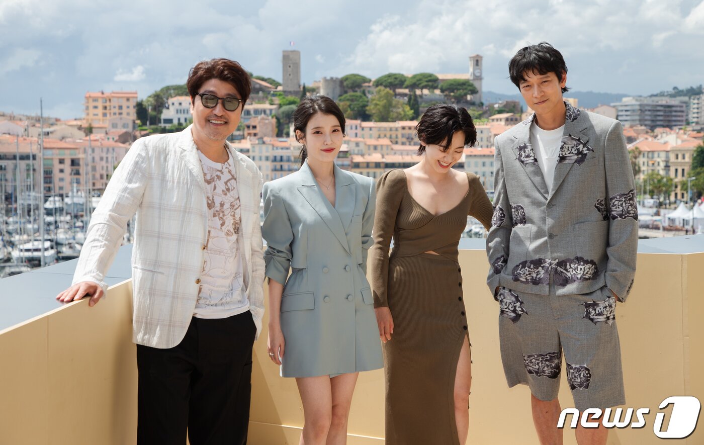 본문 이미지 - 배우 송강호, 이지은(아이유), 이주영, 강동원이 25일(현지시간) 제75회 칸 국제영화제가 열리고 있는 프랑스 남부 칸 '팔레 데 페스티벌(Palais des Festivals)' 살롱 데 앙바사되르(Salon des Ambassadeurs)에서 경쟁부문 진출작 '브로커' 인터뷰 촬영을 하고 있다. 2022.5.27/뉴스1 ⓒ News1 이준성 프리랜서기자