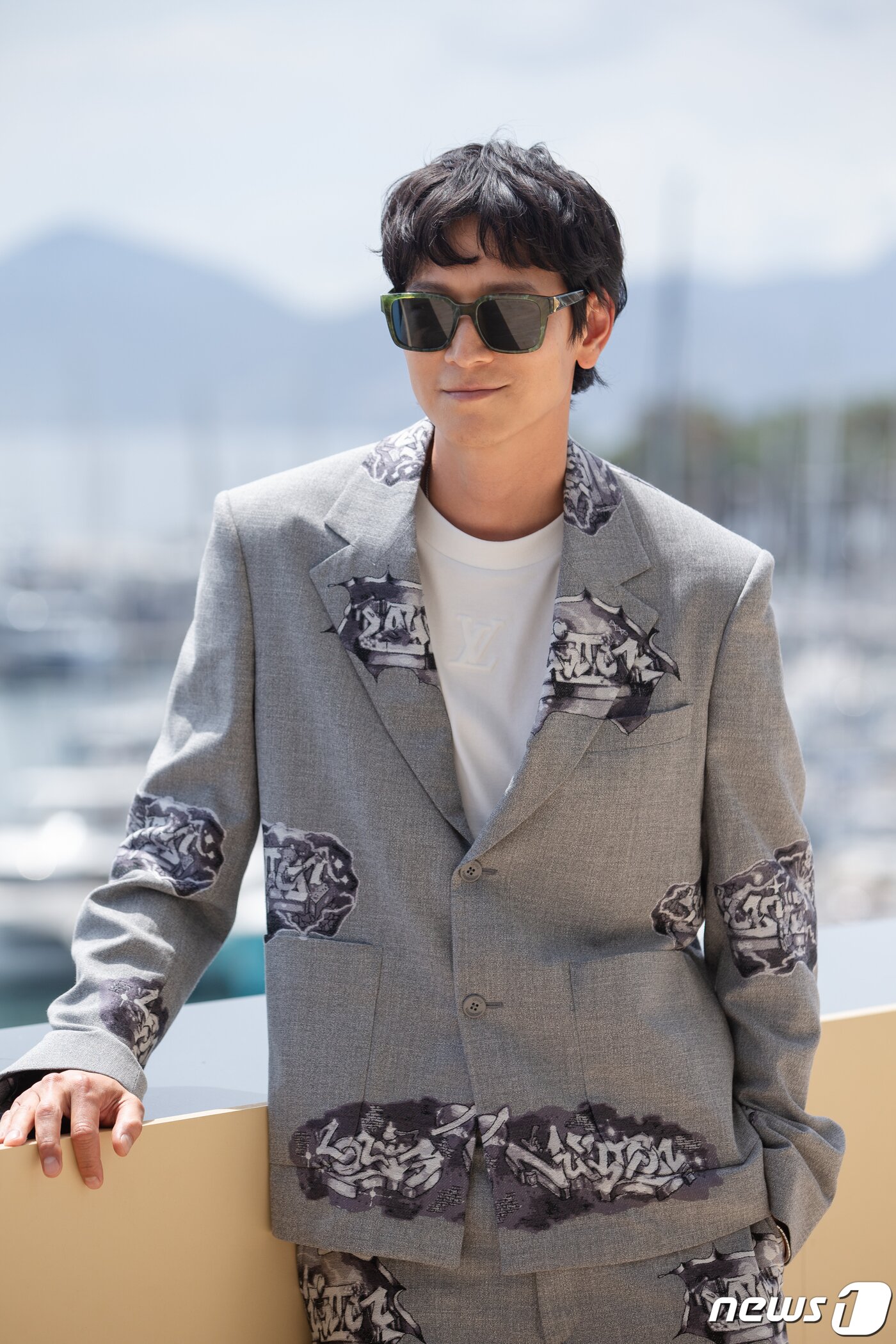 본문 이미지 - 배우 강동원이 25일(현지시간) 제75회 칸 국제영화제가 열리고 있는 프랑스 남부 칸 '팔레 데 페스티벌(Palais des Festivals)' 살롱 데 앙바사되르(Salon des Ambassadeurs)에서 경쟁부문 진출작 '브로커' 인터뷰 촬영을 하고 있다. 2022.5.27/뉴스1 ⓒ News1 이준성 프리랜서기자