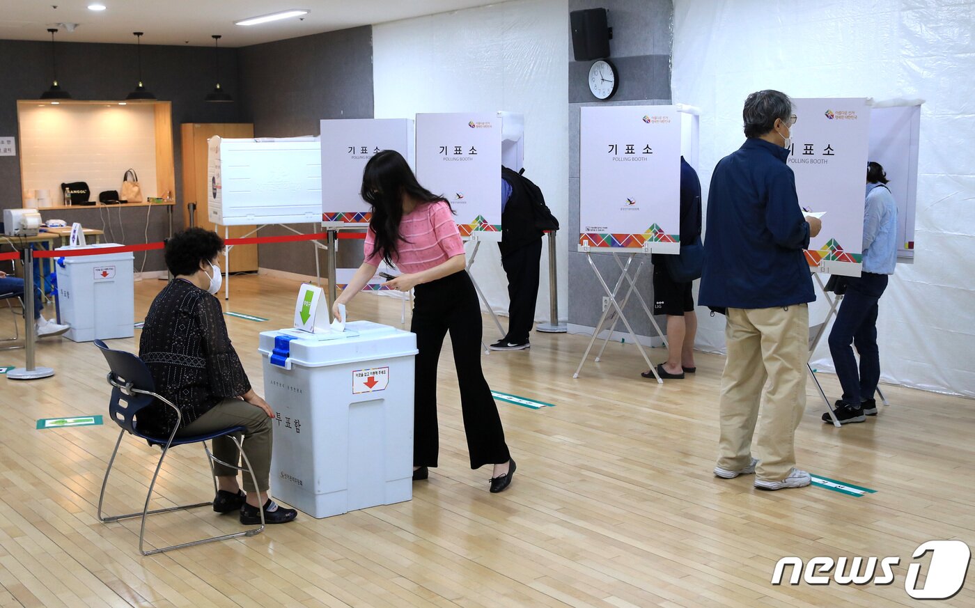 본문 이미지 - 제8회 전국동시지방선거 사전 투표 이틑날인 28일 오전 서울 중구 다산동 주민센터에 마련된 사전투표소에서 유권자들이 투표하고 있다. 2022.5.28/뉴스1 ⓒ News1 구윤성 기자