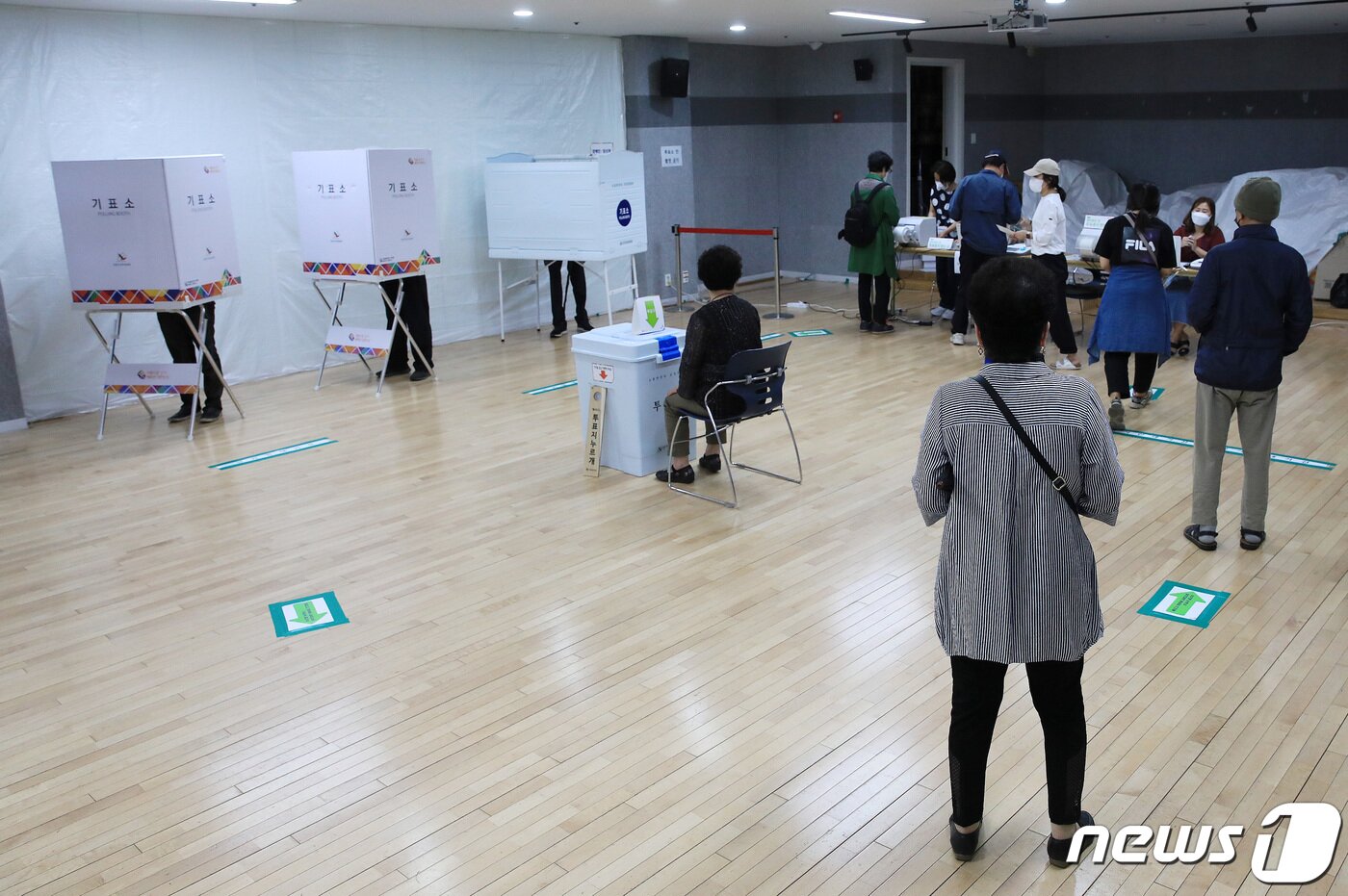 본문 이미지 - 제8회 전국동시지방선거 사전 투표 이틑날인 28일 오전 서울 중구 다산동 주민센터에 마련된 사전투표소에서 유권자들이 투표하고 있다. 2022.5.28/뉴스1 ⓒ News1 구윤성 기자