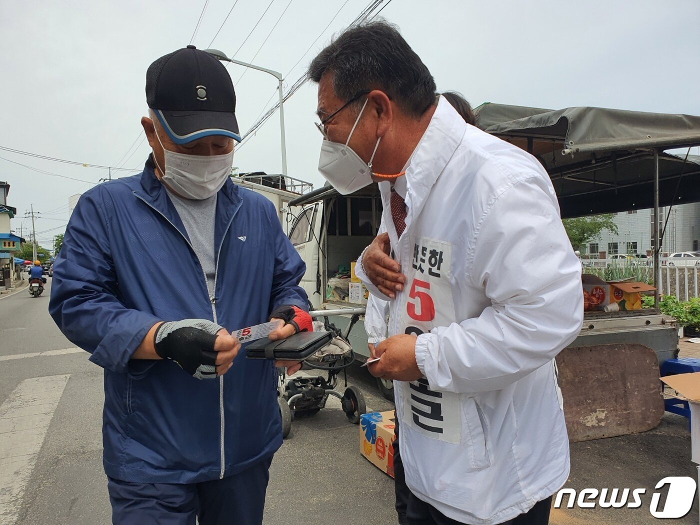 본문 이미지 - 무소속 이호근 전북 고창군수 후보가 고창장날인 28일 전통시장에서 유권자를 만나 한표를 호소하고 있다. 2022.05.28/ⓒ 뉴스1 박제철 기자