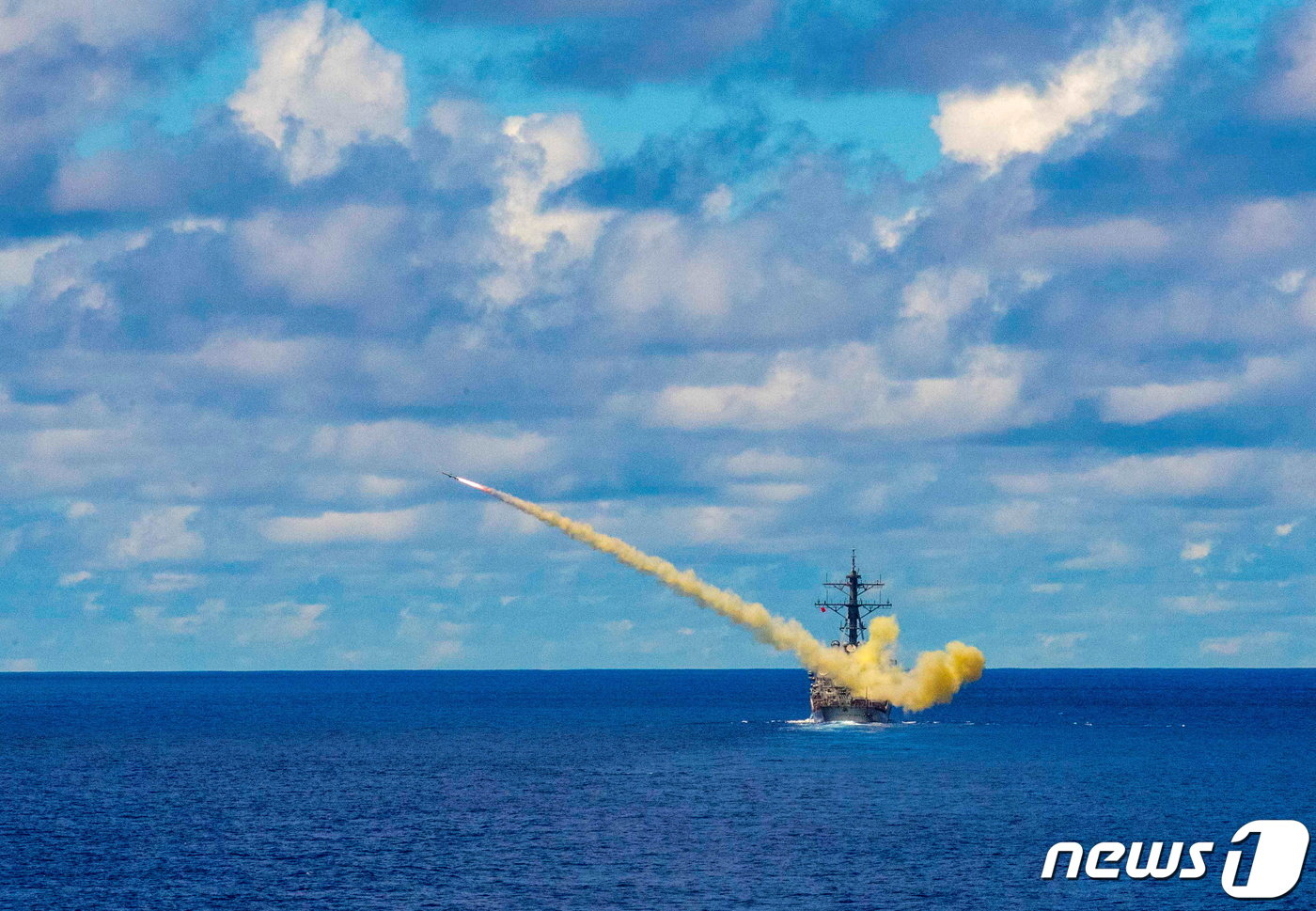 본문 이미지 - 2019년 5월26일 미 해군 커티스 윌버 구축함이 필리핀에서 호주, 일본, 한국과 퍼시픽 뱅가드(PACVAN) 훈련 중 하푼 대함 미사일을 발사하고 있다. 2019.05.26/뉴스1 ⓒ 로이터=뉴스1 ⓒ News1 김민수 기자