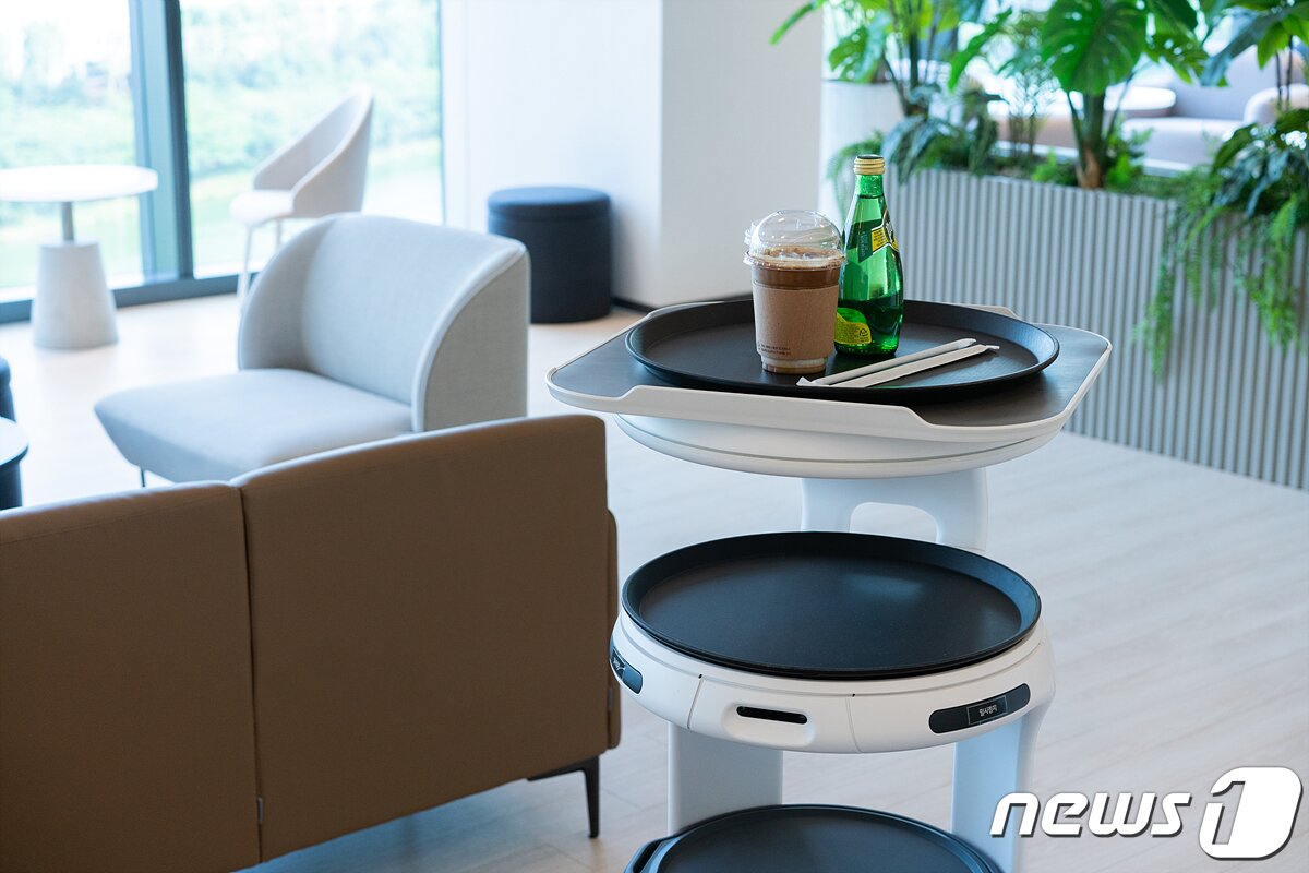 본문 이미지 - KT 서빙로봇이 커피 및 음료를 배달하고 있는 모습. 2022.5.24/뉴스1 ⓒ News1 이기범 기자