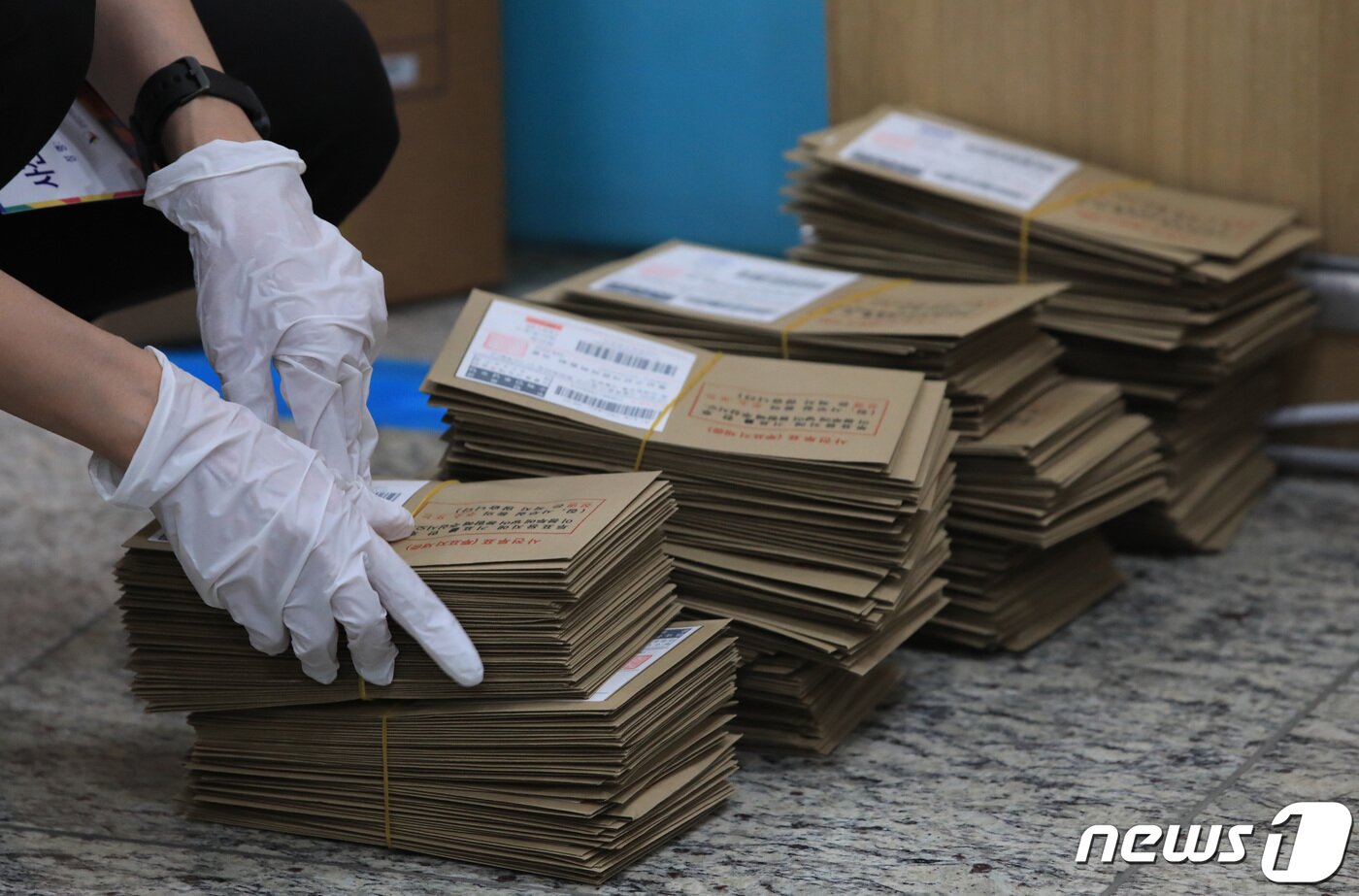 본문 이미지 - 제8회 전국동시지방선거 사전 투표 이틑날인 28일 오후 서울 용산구의회에 마련된 이태원 제1동 사전투표소에서 사무원과 참관인들이 사전투표가 끝난 뒤 관외 사전투표 봉투를 분류하고 있다. 2022.5.28/뉴스1 ⓒ News1 구윤성 기자