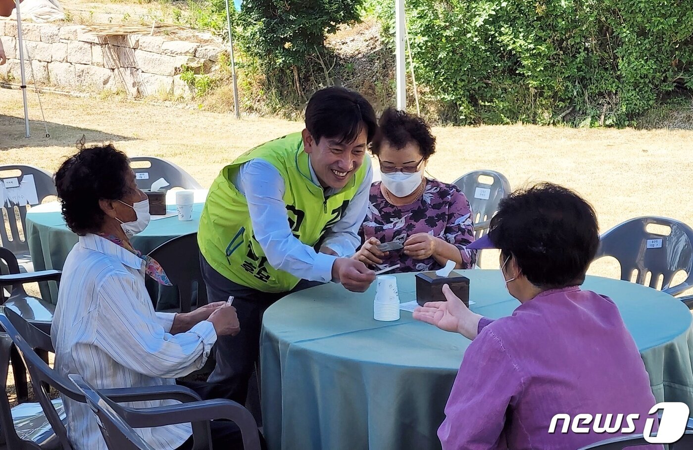 본문 이미지 - 김동환 전남교육감 후보가 주민들에게 다가가 명함을 건네고 있다.ⓒ 뉴스1