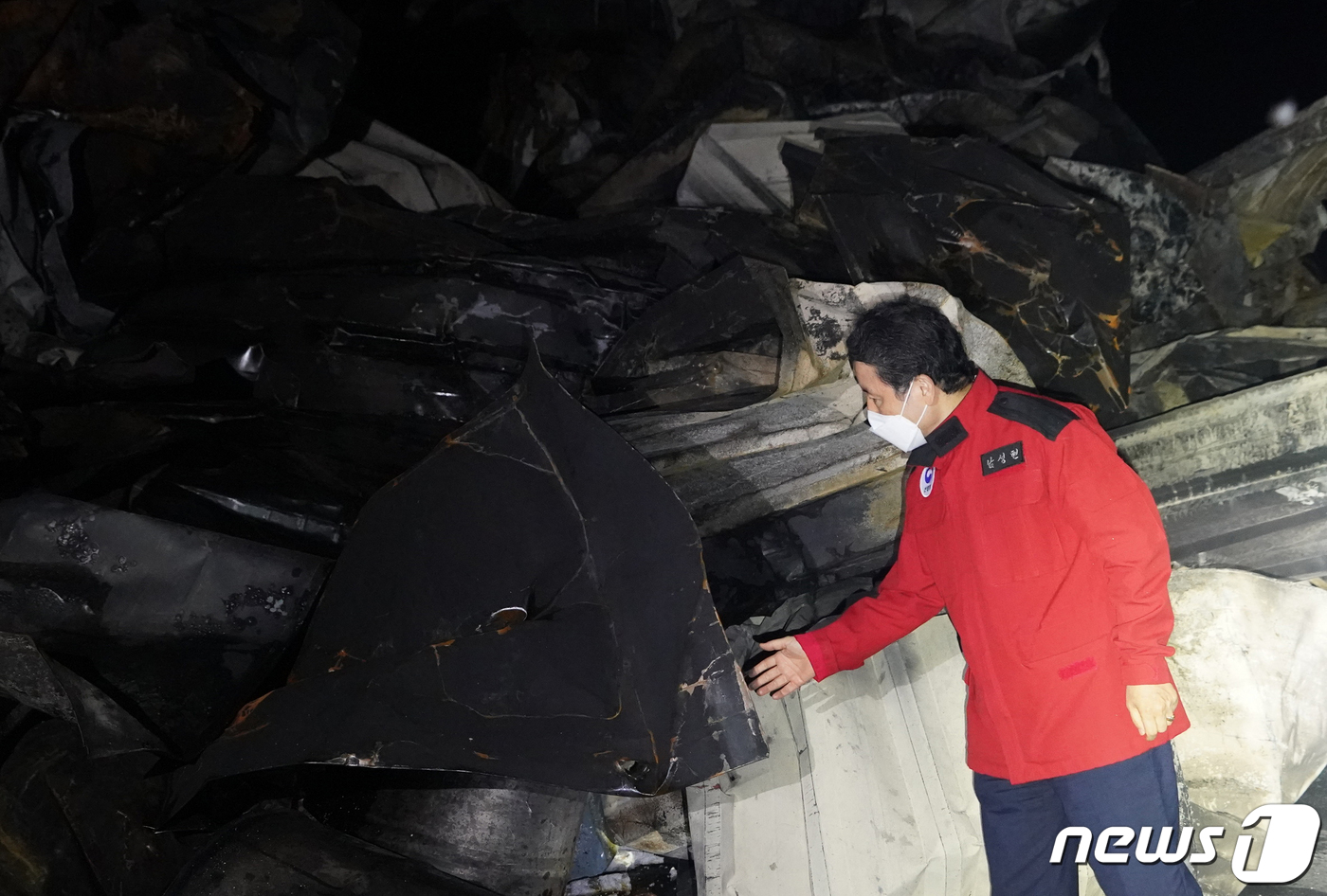 (울진=뉴스1) = 남성현 산림청장이 지난 28일 경북 울진군 근남면 산불현장에서 피해 시설물 현황을 살피고 있다. 산림당국은 이날 9시 기준 산불 진화율이 80%로 헬기 40대, …