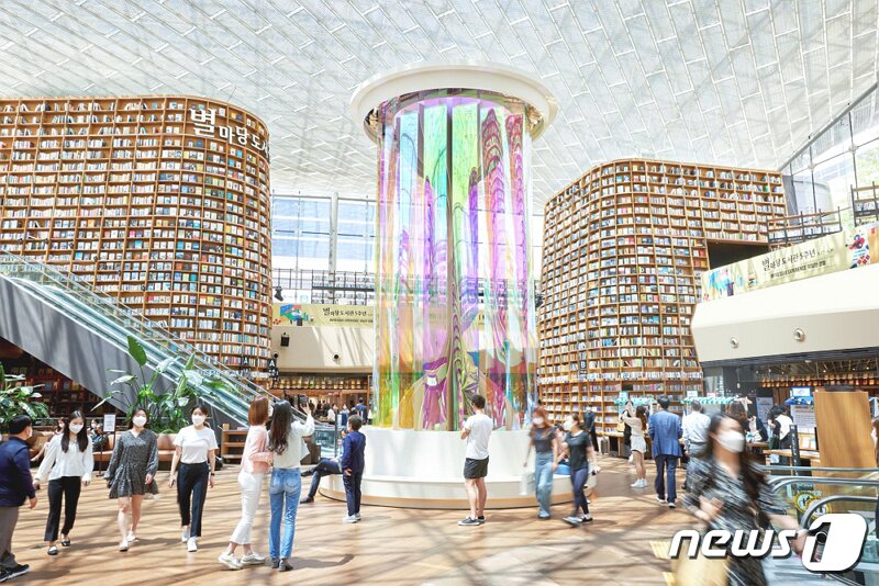 본문 이미지 - 올해 개관 5주년을 맞이한 스타필드 코엑스몰 별마당 도서관의 모습. (신세계프라퍼티 제공)ⓒ News1 