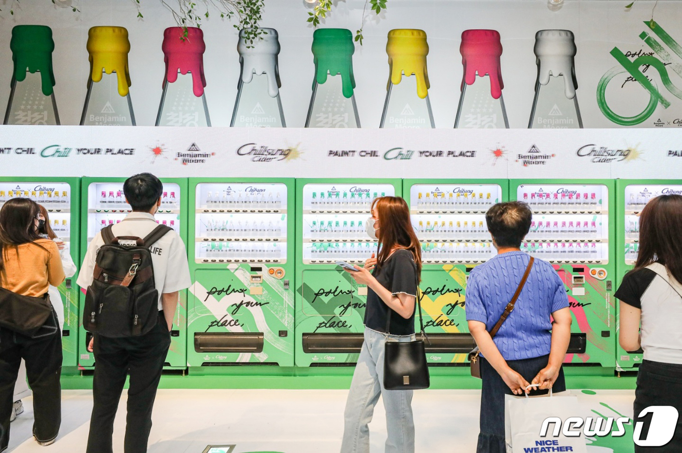 (서울=뉴스1) = 29일 영등포구 더현대 서울 지하 1층에서 고객들이 '칠성사이다 × 벤자민무어' 팝업스토어를 둘러보고 있다. 내달 2일까지 열리는 이번 팝업스토어에는 칠성사이다 …