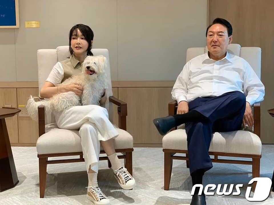본문 이미지 - 윤석열 대통령과 부인 김건희 여사가 반려견들과 용산 대통령실을 찾아 즐거운 시간을 보내고 있는 모습이 29일 공개됐다. (건희사랑) 2022.5.29/뉴스1