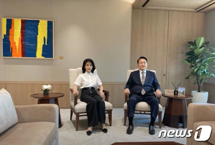 본문 이미지 - 윤석열 대통령과 부인 김건희 여사가 지난 27일 나란히 용산 대통령실 집무실에 앉아있는 모습이 공개됐다. (건희사랑) 2022.5.29/뉴스1