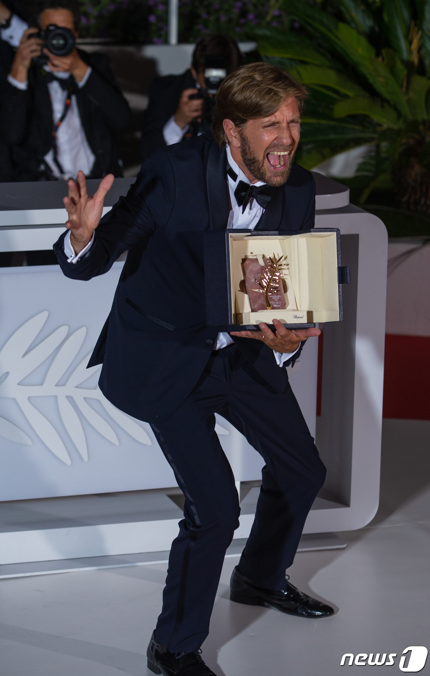 (칸=뉴스1) 이준성 프리랜서기자 = 제75회 칸 국제영화제 폐막일인 28일(현지시간) 프랑스 남부 칸 ‘팔레 데 페스티벌’(Palais des Festivals)에서 ’트라이앵글 …