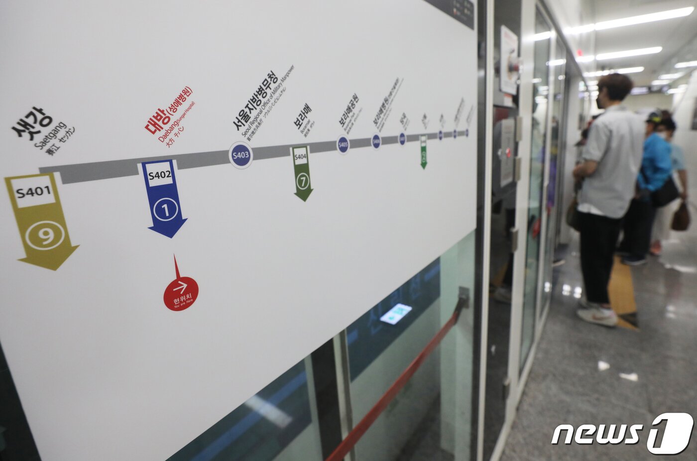 본문 이미지 - 29일 서울 동작구 신림선 대방역에서 시민들이 열차를 기다리고 있다. 2022.5.29/뉴스1 ⓒ News1 송원영 기자