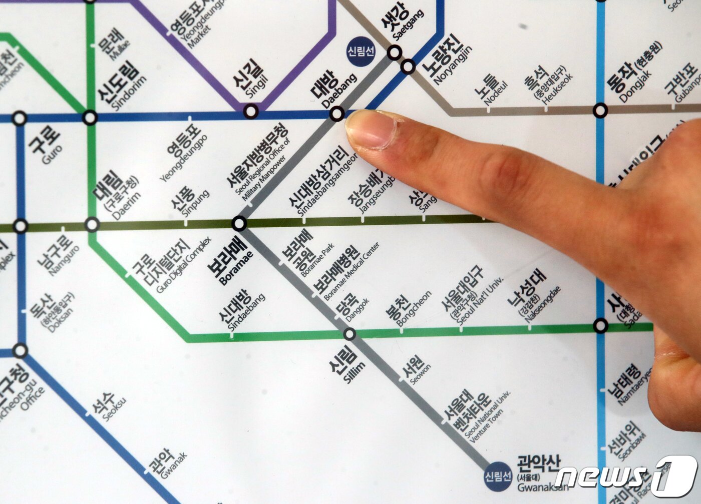 본문 이미지 - 29일 서울 동작구 신림선 대방역에서 시민들이 열차 노선도를 살펴보고 있다. 2022.5.29/뉴스1 ⓒ News1 송원영 기자