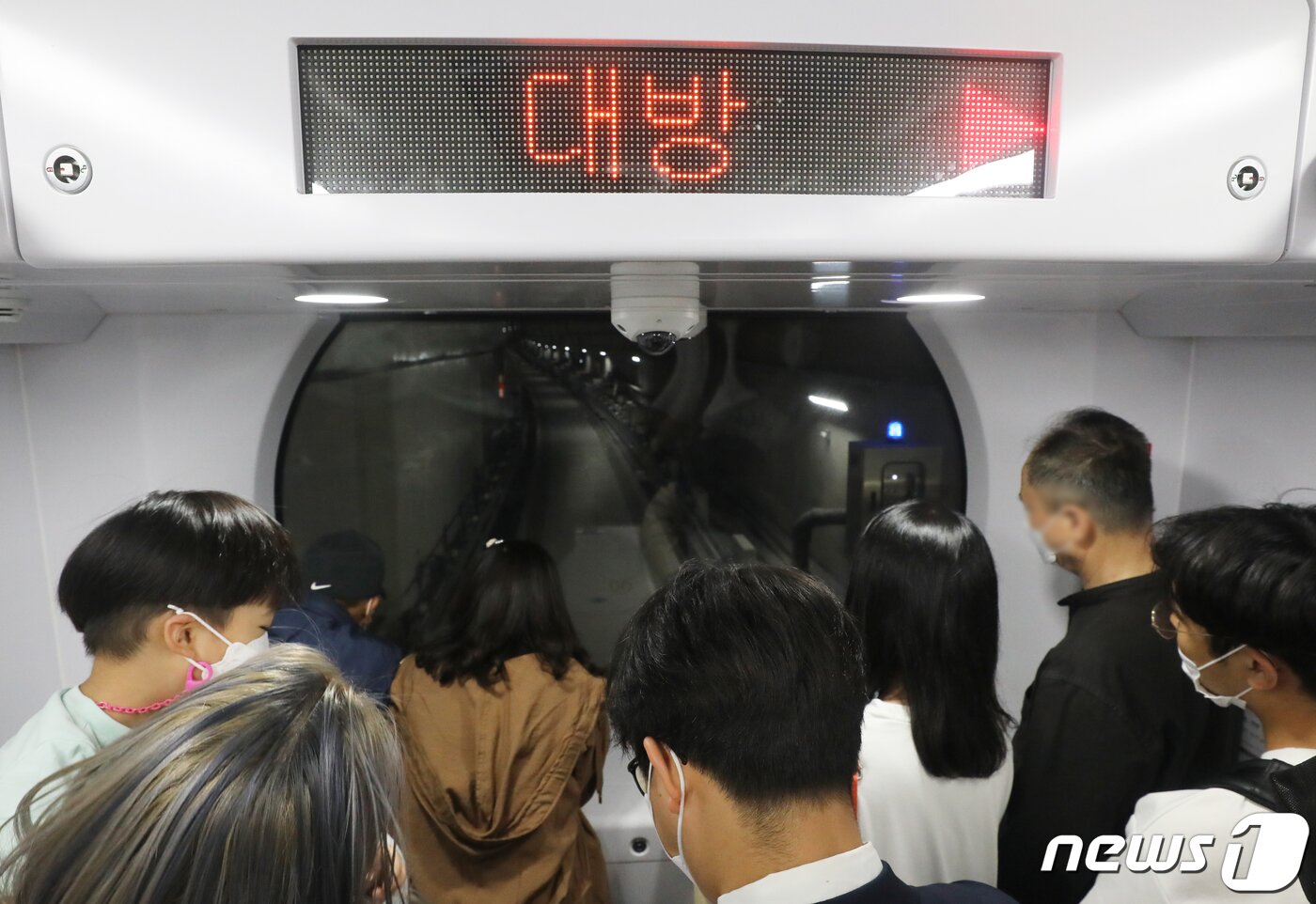 본문 이미지 - 29일 시민들이 개통한 신림선을 타고 있다. 2022.5.29/뉴스1 ⓒ News1 송원영 기자