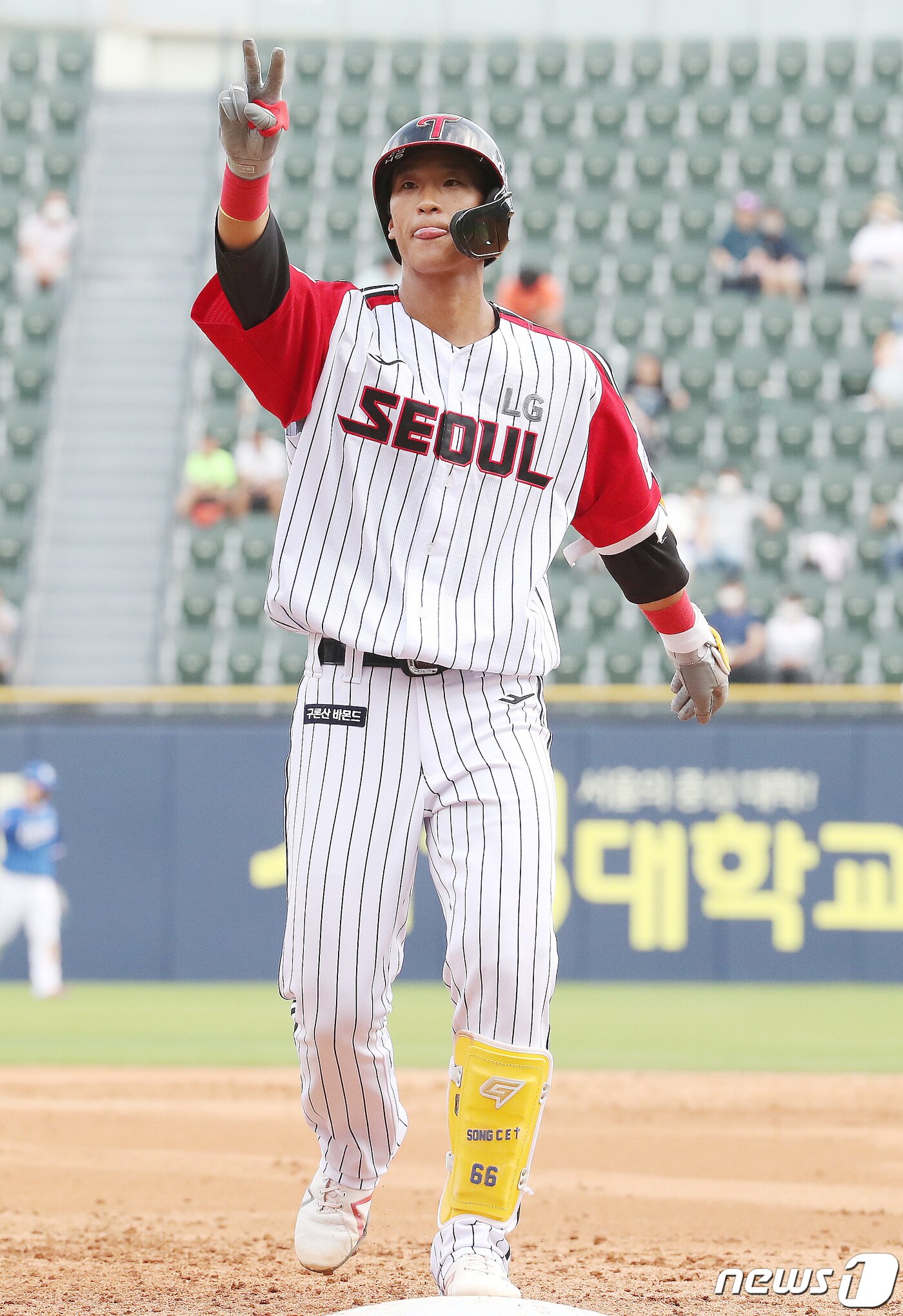 본문 이미지 - 29일 오후 서울 송파구 잠실야구장에서 열린 프로야구 '2022 신한은행 SOL KBO리그' 삼성 라이온즈와 LG 트윈스의 경기 4회말 무사 1루 상황 LG 송찬의가 안타를 치고 세리머니를 하고 있다. 2022.5.29/뉴스1 ⓒ News1 임세영 기자